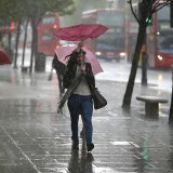 Les ventes au détail au Royaume-Uni ont reculé de 1,2% en volume en juillet, les Britanniques ayant préféré rester chez eux face à des pluies inhabituelles pour la saison. (archives)